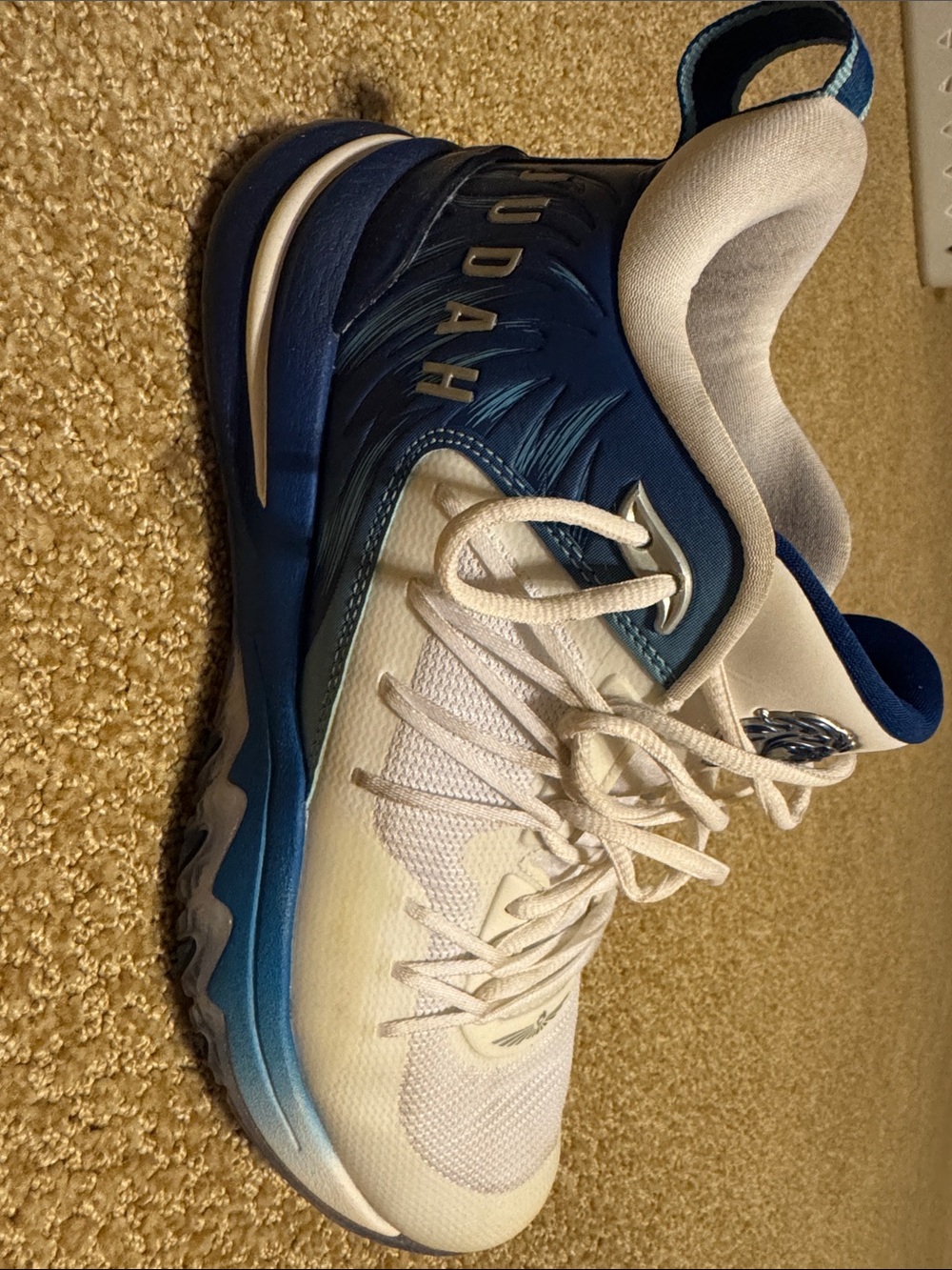 Basketball shoes